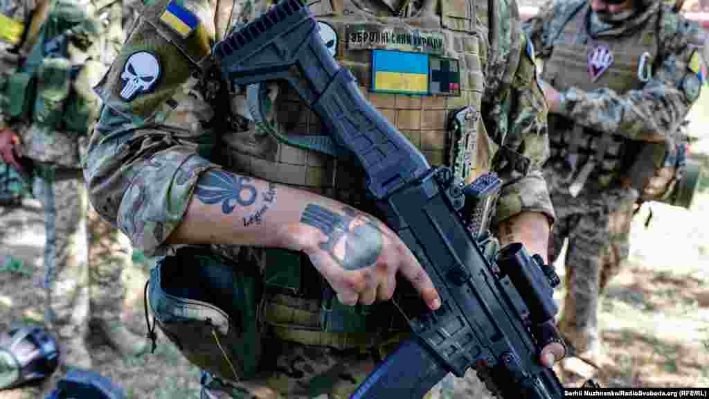 На підтримку України та її державності прибули іноземці, які теж прикріпили на свою форму шеврон із українським прапором. 