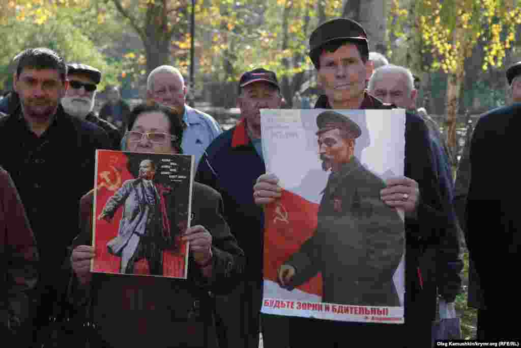 Участники митинга от партии «Коммунисты России»