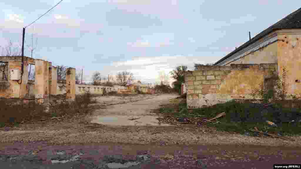 От воинской части в Багерово, в основном, остались одни руины. Слева – остатки контрольно-пропускного пункта