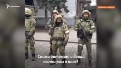 Бердянск: безоружные местные жители против российских военных, захвативших город (видео) Бердянск: безоружные местные жители против российских военных, захвативших город (видео)