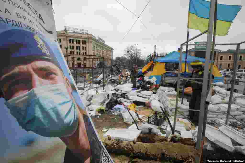 Украинские военные у здания Харьковской областной администрации  