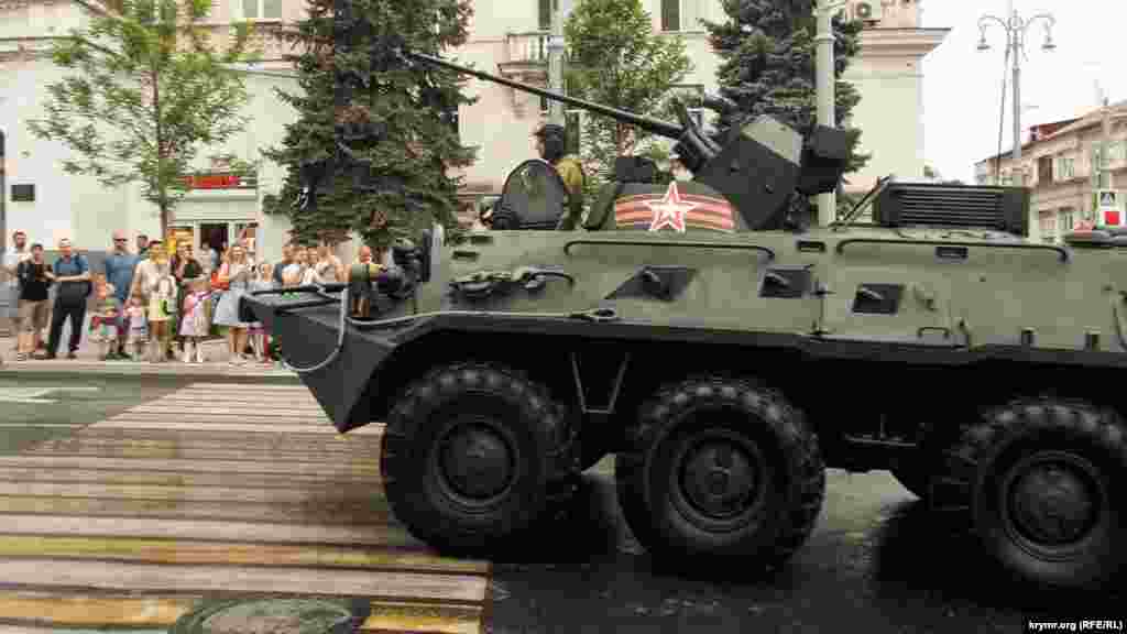 В Севастополе по центральному кольцу города – от улицы Ленина до площади Лазарева – прошел военный парад