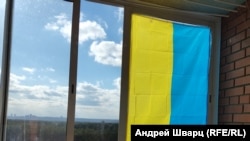 Украинский флаг на окне (архивное фото)