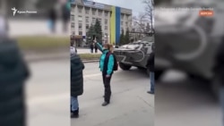 «Херсон – это Украина»: митинг местных жителей под выстрелы российских военных (видео) «Херсон – это Украина»: митинг местных жителей под выстрелы российских военных (видео)