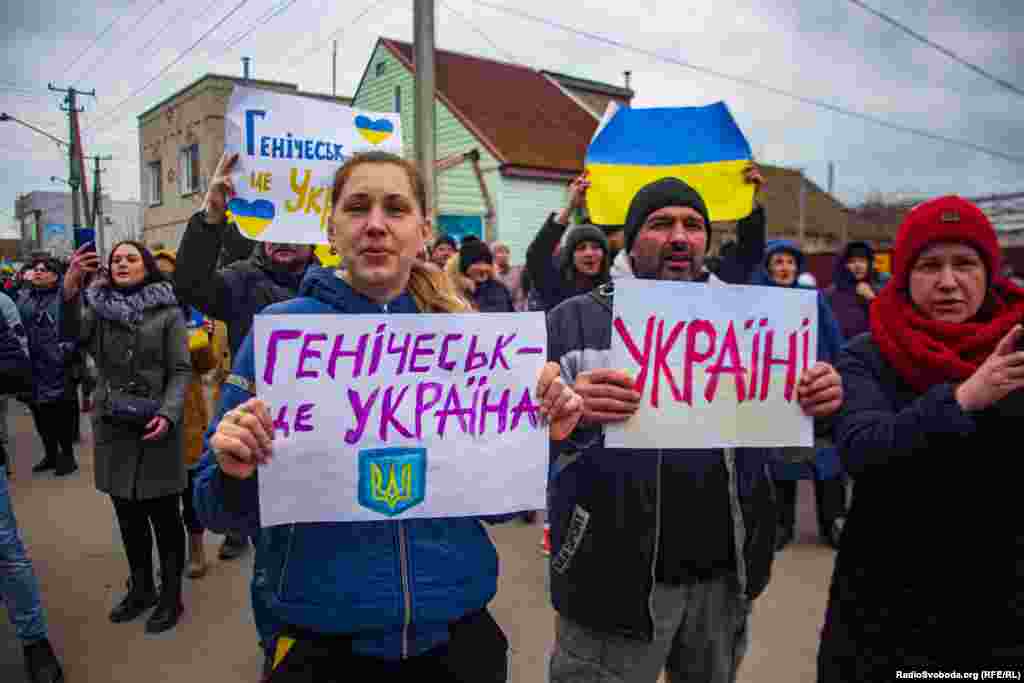 Люди тримали в руках плакати 