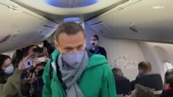 Навальный на борту самолета: «Меня арестуют? Это невозможно» (видео) Навальный на борту самолета: «Меня арестуют? Это невозможно» (видео)