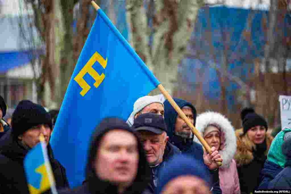 На мітингу також були кримськотатарськи прапори 