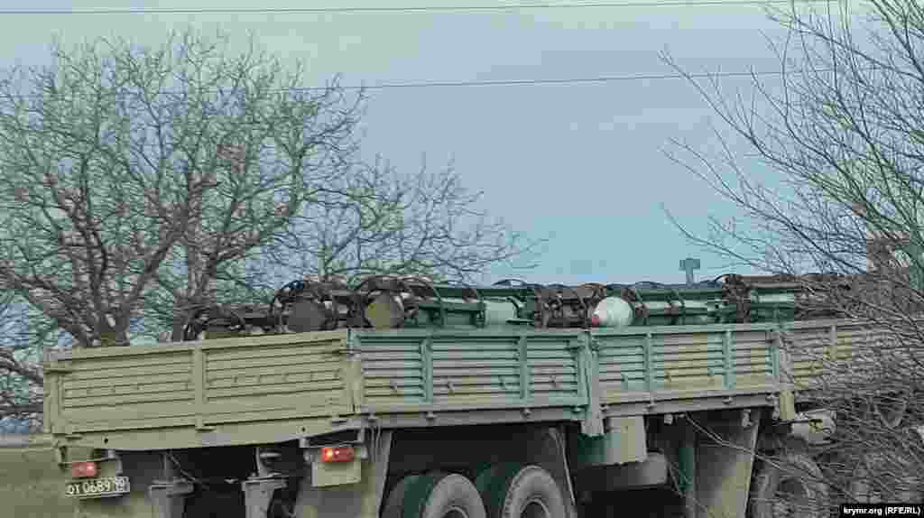 Завантажений ракетами бортовий військовий «камаз» на автодорозі Севастополь – Саки – Євпаторія