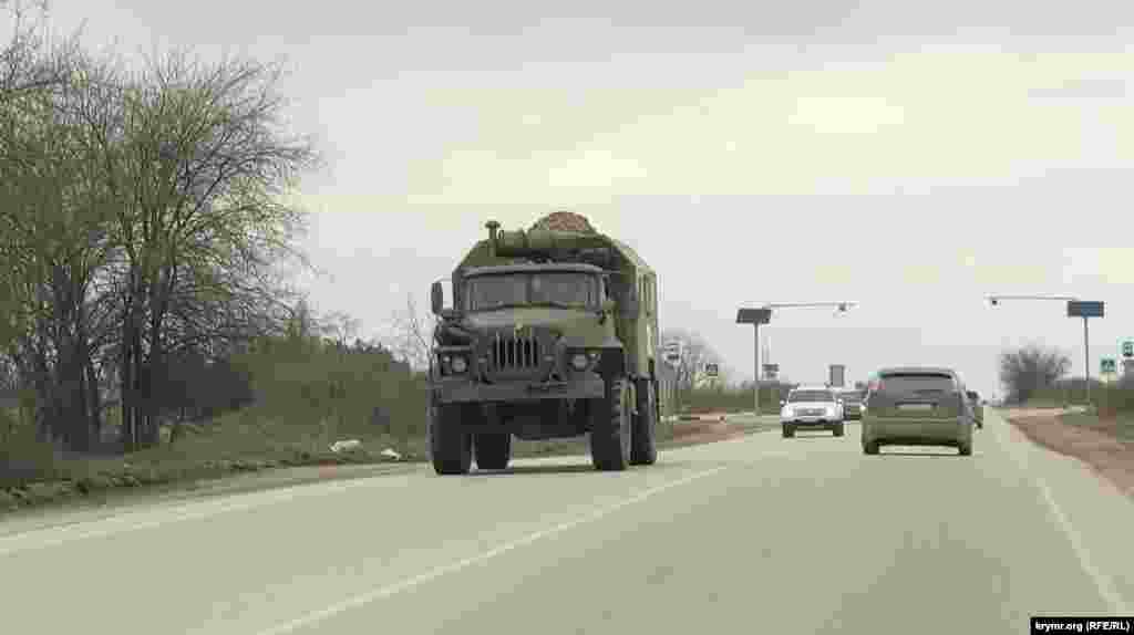 Військовий «Урал» під Євпаторією їде у бік міста Саки, антена на даху «кунга» зачинена маскувальною сіткою