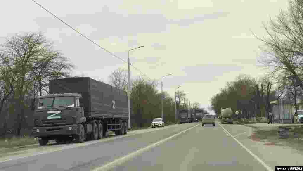 Колона військових «камазів» із розпізнавальними знаками "Z" у селі Оріхове Сакського району стоїть на узбіччі у напрямку руху у бік Сімферополя, номери автомобілів зафарбовані