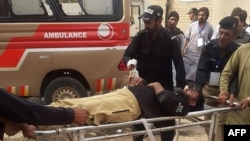 پولیس سرتېري د مارچ پر اتمه په ځانمرګي برید کې خپل ژوبل ملګری روغتون ته لېږدوي.