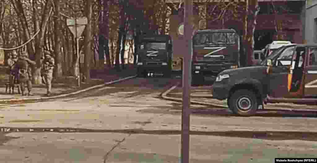 Российские военные патрулируют возле Херсонской облгосадминистрации. «Конечно, все думающие херсонцы за Украину», – сказал Радио Свобода один из местных жителей. «Но сейчас есть некоторая неопределенность – и это порождает страх. Вы не знаете, что будет завтра»
