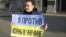 Екатерина Сурсякова на антивоенном пикете