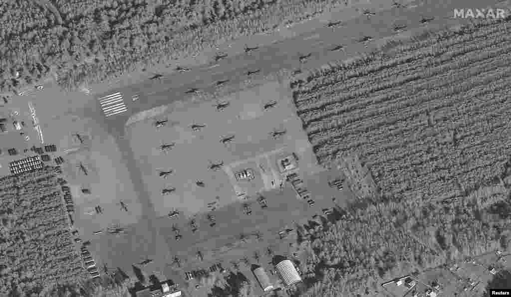 Российские вертолеты на аэродроме «Большой Боков», Беларусь. Фото Maxar Technologies, 14 марта 2022 года