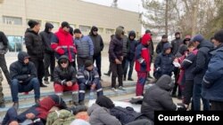 Жаңаөзен әкімдігінің алдында наразылық акциясын өткізіп тұрған азаматтар. 15 наурыз 2022 жыл.