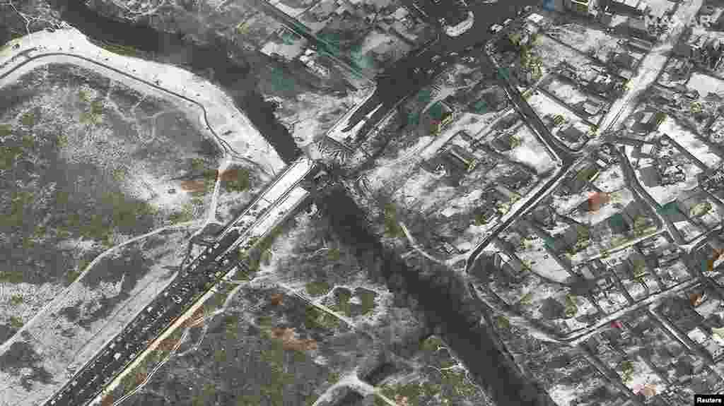 Взорванный мост через Ирпень, Киевская область. Фото Satellite image ©2022 Maxar Technologies за 8 марта 2022 года