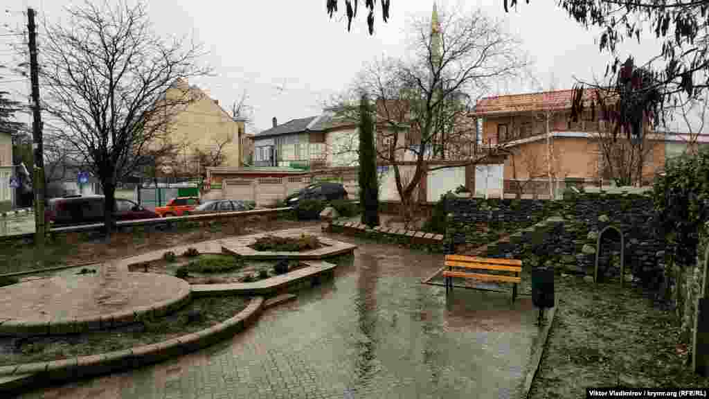 Сквер имени Гирея Баирова – врача-педиатра и детского хирурга. Сквер известному алуштинцу открыли в ноябре 2017 года