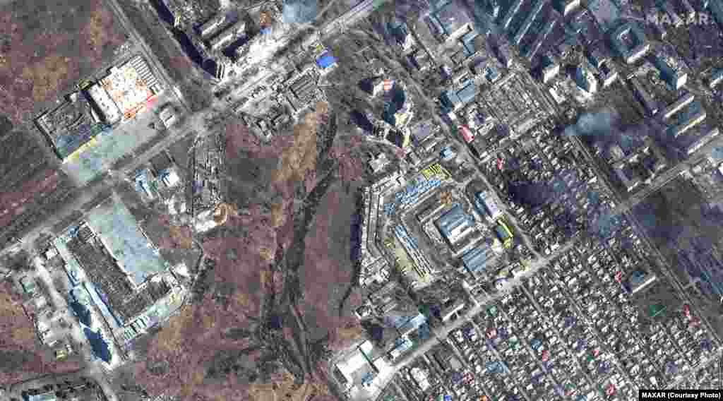 Разрушенные дома и пожары в Приморском районе Мариуполя. Фото Satellite image ©2022 Maxar Technologies за 14 марта 2022 года