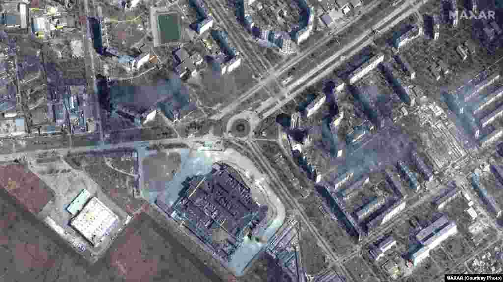 Разрушенные и горящие жилые дома и ТРЦ «ПортСити» в Мариуполе. Фото Satellite image ©2022 Maxar Technologies от 14 марта 2022 года