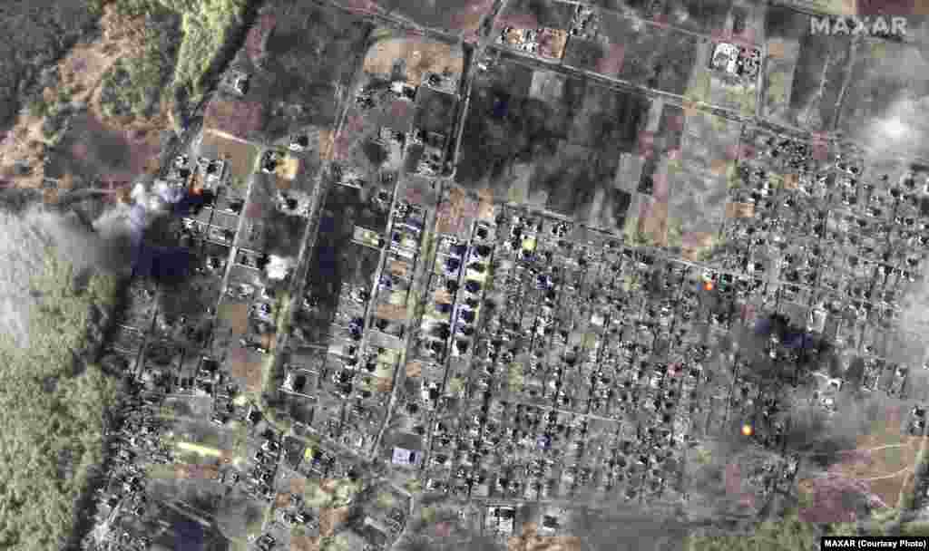 Горящие дома в Мощуне под Киевом. Фото Satellite image ©2022 Maxar Technologies за 14 марта 2022 года