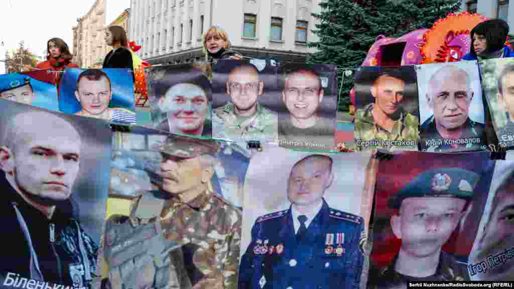 «Жива стіна надії», яку сформували родичі полонених і зниклих безвісти, стоятиме 72 години, або поки не будуть задоволені їхні вимоги