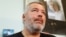 Дмитрий Муратов. На заднем плане – портрет журналистски "Новой газеты" Анны Политковской