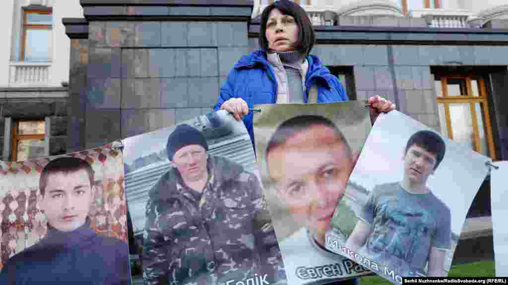 Рідні та близькі полонених і зниклих безвісти вимагають: – сформувати при Президентові України Координаційну раду з питань полонених, зниклих безвісти і членів їхніх сімей; – ввести до складу Тристоронньої контактної групи представників рідних полонених і зниклих безвісти; – ухвалити закон про статус полонених; – включити до складу комісії з питань зниклих безвісти представників сімей зниклих безвісти