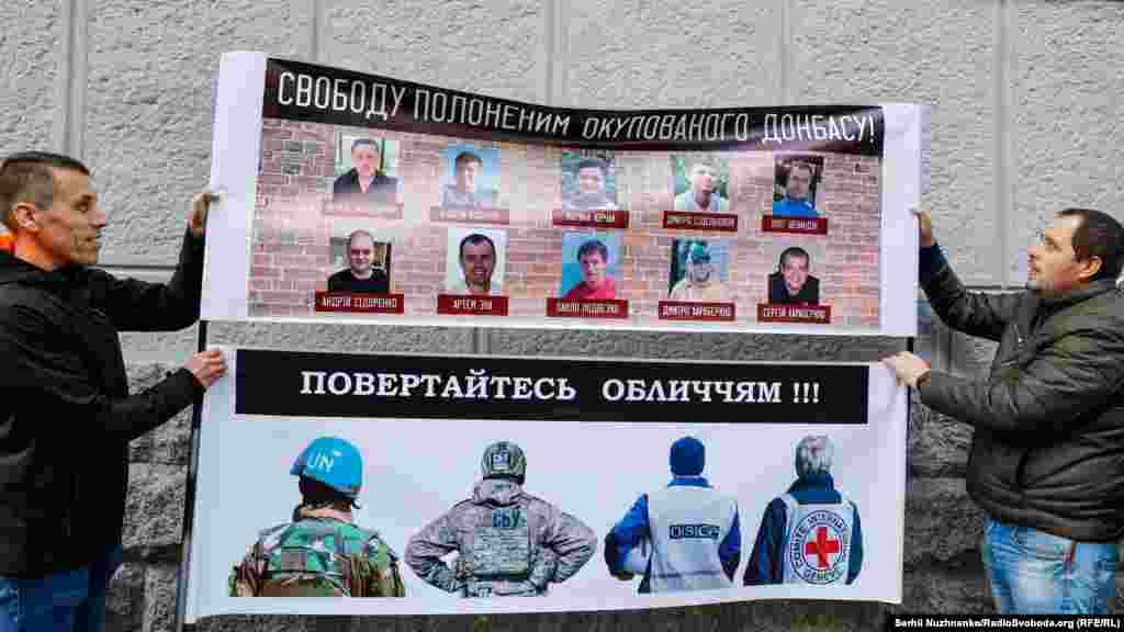 Напис на плакаті: «Свободу полоненим окупованого Донбасу!»