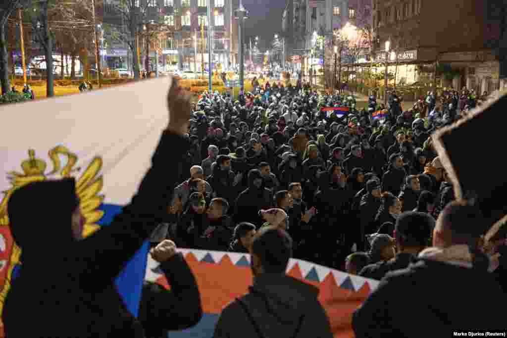 Protestele au fost declanșate de arestarea ofițerului de poliție sârbo-kosovar Dejan Pantic. Acesta făcea parte dintr-un grup de ofițeri sârbi care au demisionat în masă și care susțineau că acordurile mediate de UE au fost încălcate de Kosovo.