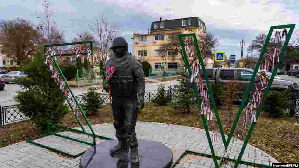Памятник «вежливому» солдату с неестественно изогнутой наружу левой стопой и другими видимыми скульптурными «косяками» установили в сквере «афганцев» три года назад. В этом году для пущего эффекта его «усилили» литерами Z и V