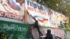 Украинские полицейские срывают российские агитационные щиты в городе после отступления России из Херсона, 16 ноября 2022 года