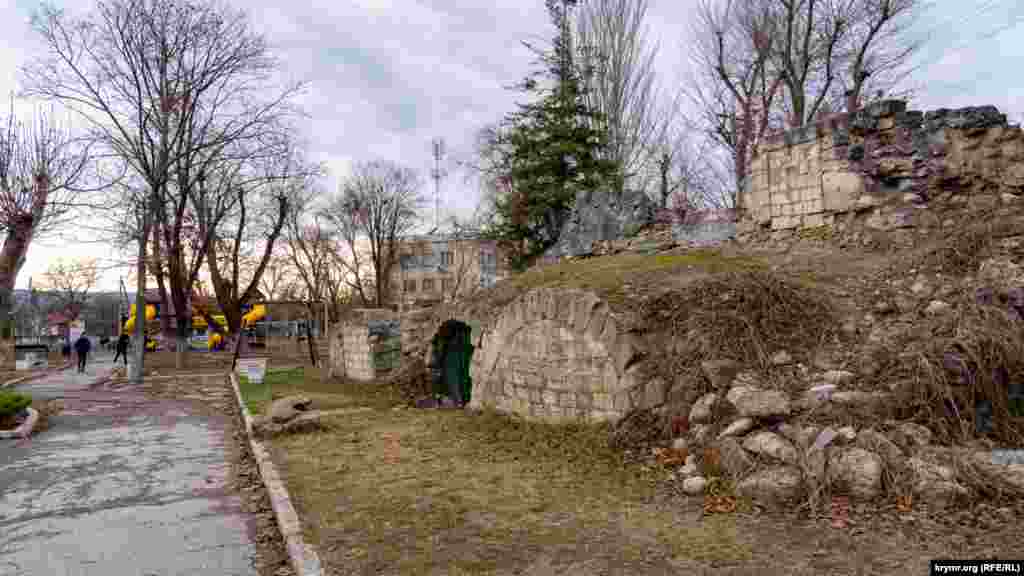 Главная историческая достопримечательность города – руины средневекового караван-сарая в парке Таш-Хан