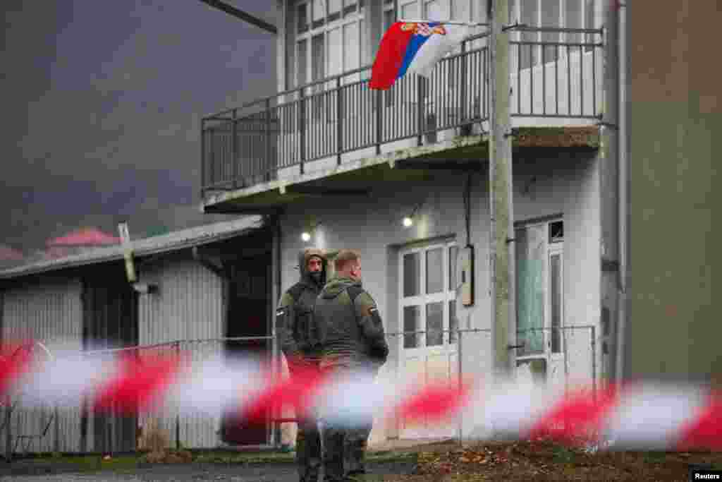 Forțele NATO de menținere a păcii din Germania trec pe lângă un baraj rutier instalat de sârbii kosovari în Rudare, pe 12 decembrie.
