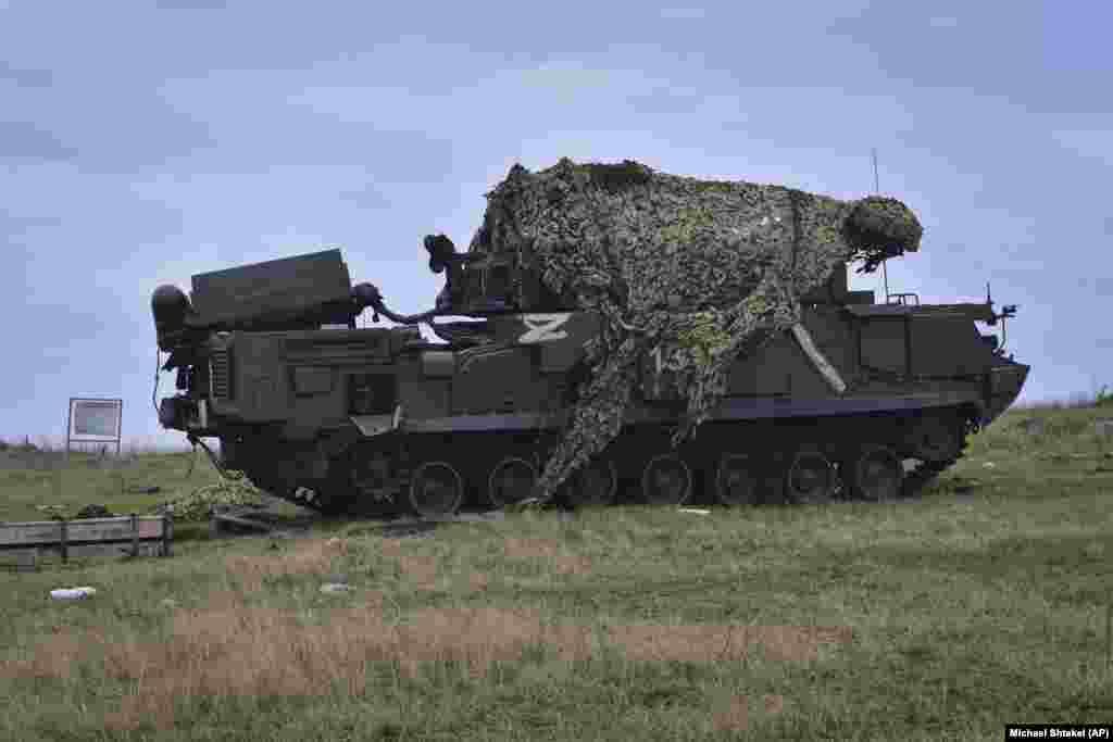 Заброшенный российский ракетный комплекс ТОР. Россия ушла с острова Змеиный в июне после нескольких месяцев украинских ударов по этой достопримечательности. Кремль заявил, что вывод был «жестом доброй воли», позволяющим экспортировать партии продовольствия из Украины. Западные военные эксперты считают, что высокоточная реактивная артиллерия HIMARS сделала дальнейшее присутствие России на острове фактически невозможным.  