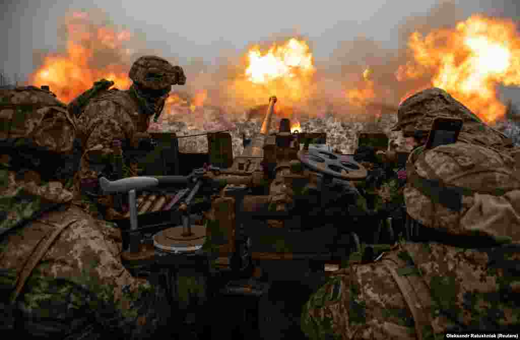 Украинские военные ведут огонь по российским позициям на фронте у города Бахмут, 15 января. Известная как «Бахмутская мясорубка», битва за город, в котором раньше проживало 70 тысяч жителей, длится уже несколько месяцев, оставляя за собой апокалиптические сцены смерти и разрушений.