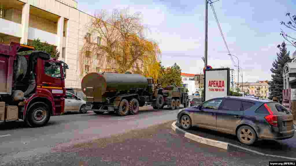 Буксировка «победного» наливника вдоль обратной стороны музтеатра