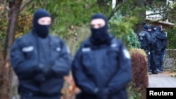 Полицейские во время операции по выявлению рейхсбюргеров, Берлин, 7 декабря 2022 года