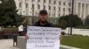 Крымский пророссийский активист Эйваз Умеров на одиночном пикете в декабре 2022 года