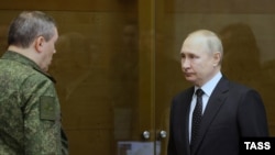Владимир Путин беседует с главой Генштаба Валерием Герасимовым, 16 декабря 2022 года