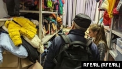 Склад с гумантирной помощью, где работает беженка из Украины Елена