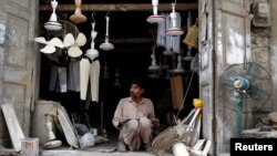 په کراچۍ کې د پکو جوړولو يو دکان - انځور له ارشيفه