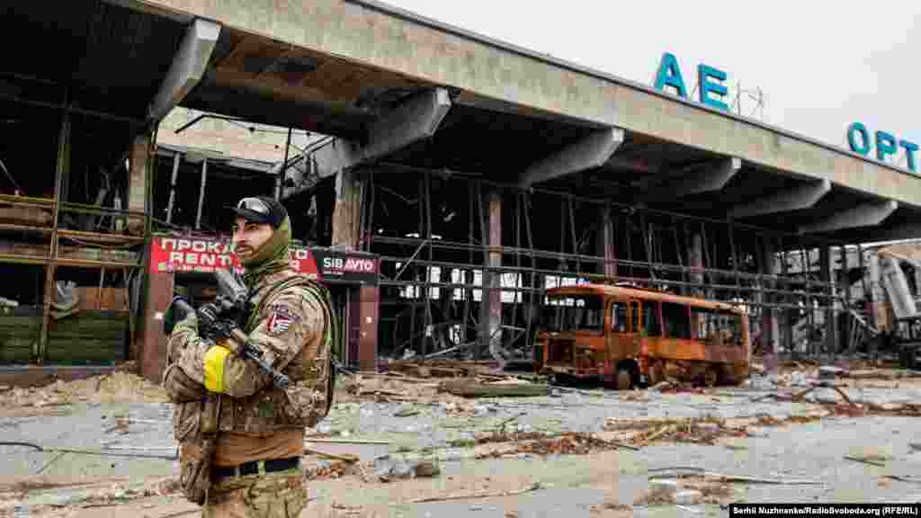 Український військовий біля аеропорту «Херсон» у Чорнобаївці після звільнення від російської окупації. 13 листопада 2022 року