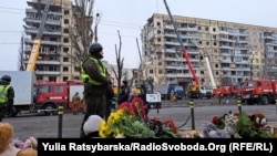 Стихийный памятник жителям Днепра, погибшим от российского ракетного удара