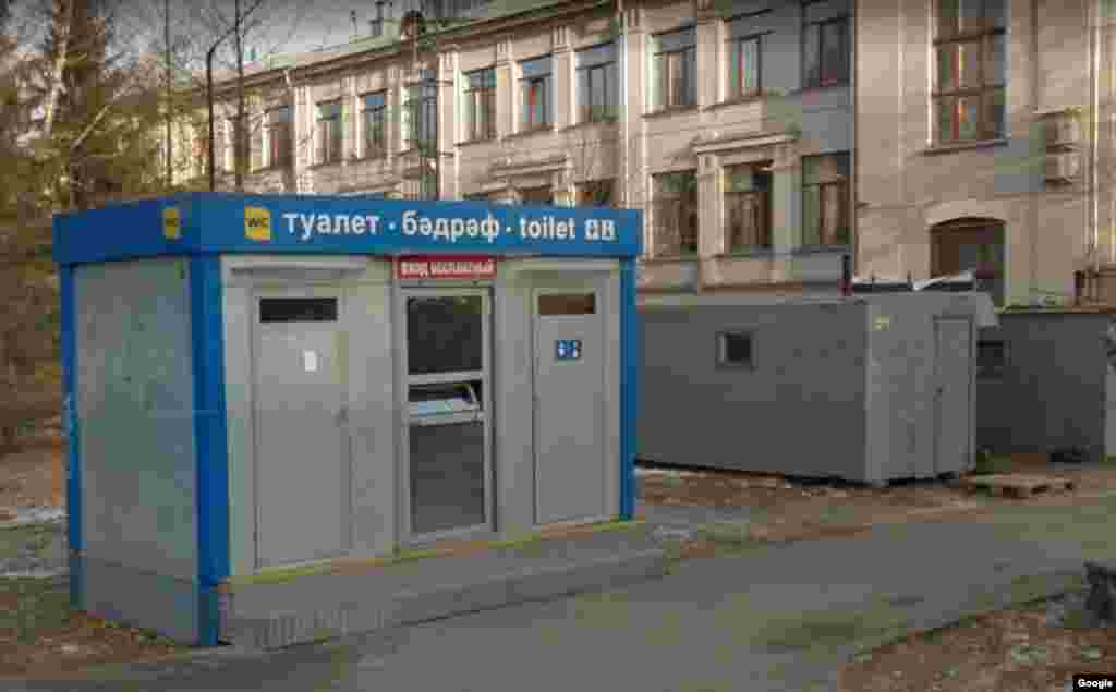 Вообще новые бесплатные общественные туалеты в центре Казани появились в связи с Универсиадой 2013 года. Желание не ударить перед многочисленными зарубежными гостями в грязь лицом оказалось двигателем прогресса.   