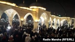 Женщины перед мечетью "Сердце Чечни" в ночь на 21 марта, Грозный