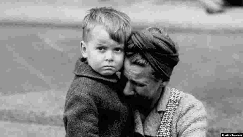 Немецкая женщина с сыном плачет, увидев разрушенный дом в январе 1945 года в Берлине, и украинка с сыном плачет в бальном зале, переоборудованном во временное убежище в Сучаве (Румыния)