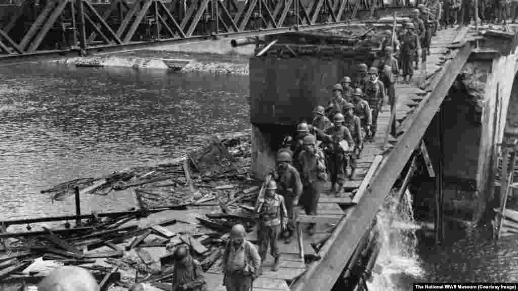 Американские войска, пересекающие реку Ду во Франции в 1944 году, и военнослужащие ВСУ, пересекающие реку через разрушенный мост вблизи города Ирпень 13 марта 2022 года