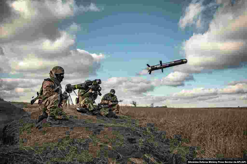 Ракеты Javelin Сначала это оружие считалось одним из ключевых в борьбе с российской бронетехникой, но из-за стоимости более 200 000 долларов за ракету «Джавелины» начали заменять на гораздо более дешевый вид вооружения – FPV-дроны. С начала 2022 года близко половины американских запасов, около 25 000 «Джавелинов», были отправлены в Украину.  Значительная часть пакета военной помощи, о котором было объявлено 30 декабря, не конкретизирована, включая «средства связи, обучения, программное обеспечение, одежду и индивидуальное снаряжение»