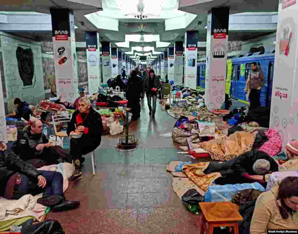 Харків'яни переховуються у метро під час російських бомбардувань та обстрілів міста. Харків, Україна. 10 березня 2022 року