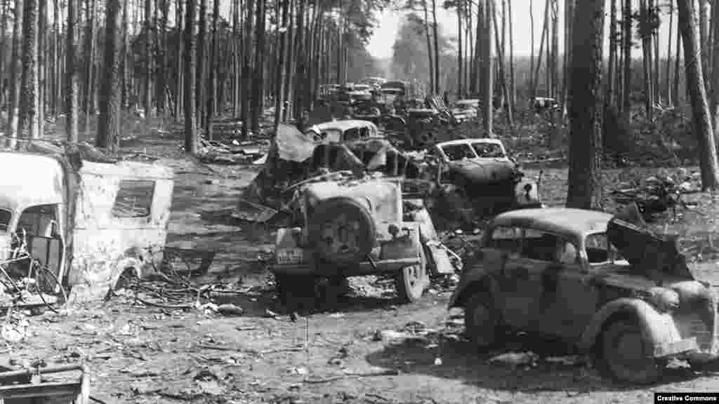 Разбита автоколонна возле Гальбе в Германии в апреле 1945 года и разбита российская военная техника в Буче под Киевом 1 марта 2022 года